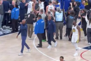 老伙计太给力了！赛后科尔上前和追梦久久拥抱！